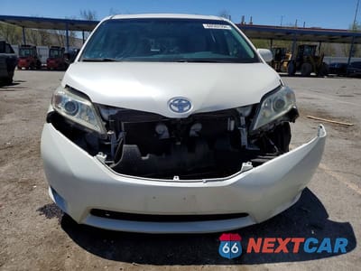 Piąte zdjęcie samochodu w środku: 2017 TOYOTA SIENNA XLE 8-PASSENGER VIN:5TDYZ3DC9HS898783 - miniatura