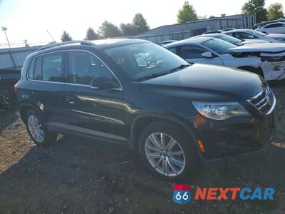 Czwarte zdjęcie samochodu z boku: 2011 VOLKSWAGEN TIGUAN S VIN:WVGAV7AX1BW550801 - miniatura