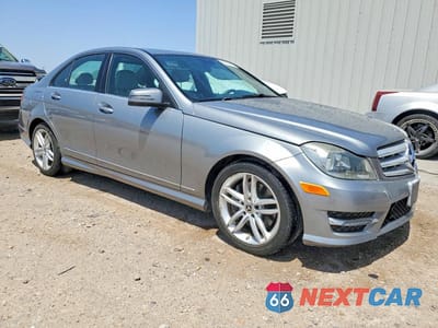 Czwarte zdjęcie samochodu z boku: 2013 MERCEDES-BENZ C 300 4MATIC VIN:WDDGF8AB6DG141850 - miniatura