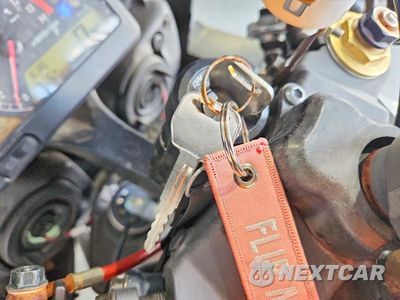Zdjęcie 8 z 9 samochodu: 2004 HONDA CBR1000 RR VIN:JH2SC57044M005081 - miniatura