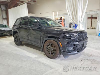 Czwarte zdjęcie samochodu z boku: 2025 JEEP GRAND CHEROKEE LAREDO VIN:1C4RJHAG9S8754940 - miniatura