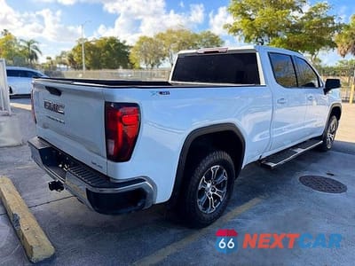 Trzecie zdjęcie samochodu z tyłu: 2021 GMC SIERRA K1500 SLE VIN:1GTU9BET4MZ191297 - miniatura