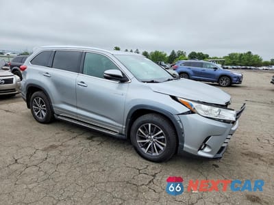 Czwarte zdjęcie samochodu z boku: 2017 TOYOTA HIGHLANDER HYBRID XLE VIN:5TDJGRFHXHS036417 - miniatura