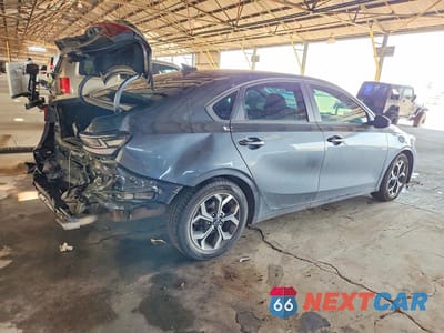 Trzecie zdjęcie samochodu z tyłu: 2021 KIA FORTE LXS VIN:3KPF24AD1ME325010 - miniatura