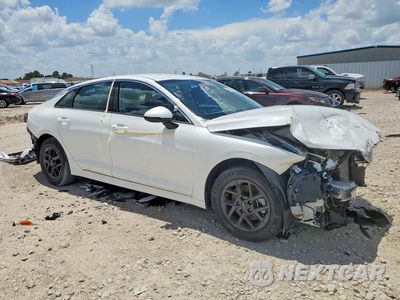 Czwarte zdjęcie samochodu z boku: 2025 KIA K5 LXS VIN:KNAG24J79S5357465 - miniatura