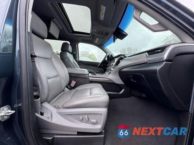 Piąte zdjęcie samochodu w środku: 2019 CHEVROLET SUBURBAN K1500 LT VIN:1GNSKHKC5KR222533 - miniatura