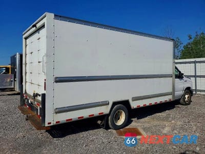 Trzecie zdjęcie samochodu z tyłu: 2022 FORD E350 BOX TRUCK VIN:1FDWE3FN6NDC09030 - miniatura
