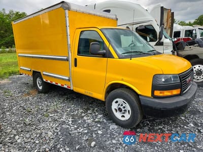 Czwarte zdjęcie samochodu z boku: 2023 GMC SAVANA BOX TRUCK VIN:1GD07RFP2P1122587 - miniatura
