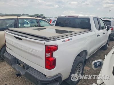 Trzecie zdjęcie samochodu z tyłu: 2020 CHEVROLET SILVERADO K1500 VIN:1GCRYAEF5LZ341526 - miniatura