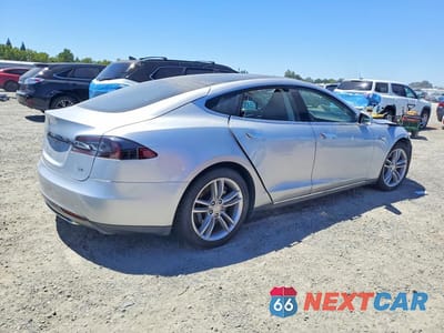 Trzecie zdjęcie samochodu z tyłu: 2013 TESLA MODEL S VIN:5YJSA1CN5DFP07170 - miniatura