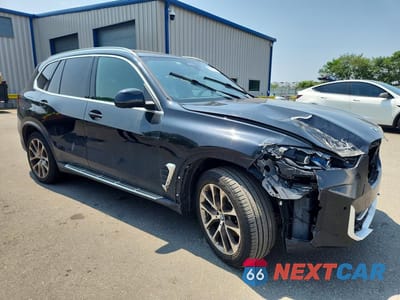 Czwarte zdjęcie samochodu z boku: 2025 BMW X5 XDRIVE40I VIN:5UX23EU09S9Z24361 - miniatura
