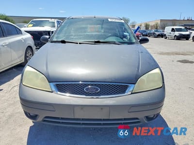 Piąte zdjęcie samochodu w środku: 2005 FORD FOCUS ZX3 VIN:3FAFP31N55R105096 - miniatura
