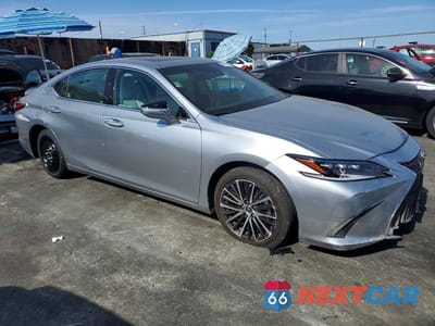 Czwarte zdjęcie samochodu z boku: 2023 LEXUS ES 300H BASE VIN:58ADA1C18PU036311 - miniatura