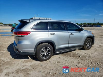 Trzecie zdjęcie samochodu z tyłu: 2019 TOYOTA HIGHLANDER LE VIN:5TDZARFH3KS047464 - miniatura