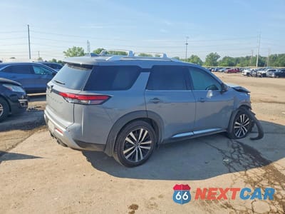 Trzecie zdjęcie samochodu z tyłu: 2023 NISSAN PATHFINDER PLATINUM VIN:5N1DR3DK2PC217977 - miniatura