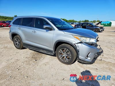 Czwarte zdjęcie samochodu z boku: 2019 TOYOTA HIGHLANDER LE VIN:5TDZARFH3KS047464 - miniatura