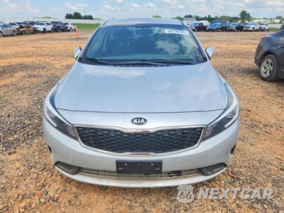 Piąte zdjęcie samochodu w środku: 2017 KIA FORTE LX VIN:3KPFK4A7XHE049247 - miniatura