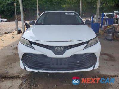 Piąte zdjęcie samochodu w środku: 2019 TOYOTA CAMRY LE VIN:4T1B11HK1KU790143 - miniatura