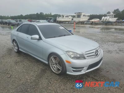 Czwarte zdjęcie samochodu z boku: 2013 MERCEDES-BENZ C 300 4MATIC VIN:WDDGF8AB2DR256563 - miniatura