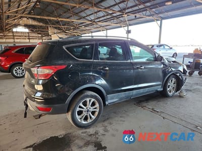 Trzecie zdjęcie samochodu z tyłu: 2018 FORD ESCAPE SE VIN:1FMCU9GD6JUA99492 - miniatura