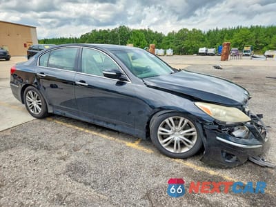 Czwarte zdjęcie samochodu z boku: 2012 HYUNDAI GENESIS 3.8L VIN:KMHGC4DD9CU160493 - miniatura