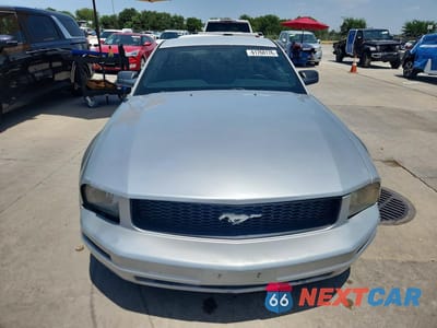Piąte zdjęcie samochodu w środku: 2006 FORD MUSTANG VIN:1ZVFT80N765136386 - miniatura