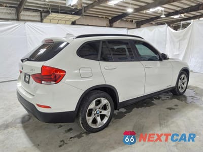 Trzecie zdjęcie samochodu z tyłu: 2015 BMW X1 SDRIVE28I VIN:WBAVM1C57FV318150 - miniatura