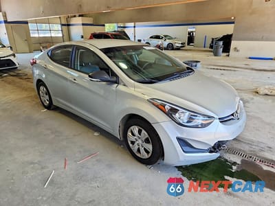Czwarte zdjęcie samochodu z boku: 2016 HYUNDAI ELANTRA SE VIN:5NPDH4AEXGH670809 - miniatura