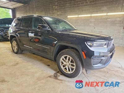 Czwarte zdjęcie samochodu z boku: 2025 JEEP GRAND CHEROKEE LAREDO VIN:1C4RJHAG5SC320821 - miniatura