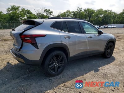 Trzecie zdjęcie samochodu z tyłu: 2025 CHEVROLET TRAX ACTIV VIN:KL77LKEP7SC104944 - miniatura