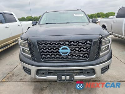 Piąte zdjęcie samochodu w środku: 2019 NISSAN TITAN SV VIN:1N6AA1EK9KN510223 - miniatura
