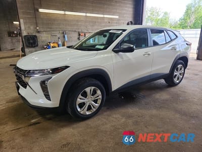 2024 CHEVROLET TRAX LS KL77LFE20RC121560 - główne zdjęcie licytacji z USA - miniatura