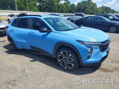 Czwarte zdjęcie samochodu z boku: 2024 CHEVROLET TRAX 2RS VIN:KL77LJE24RC038362 - miniatura