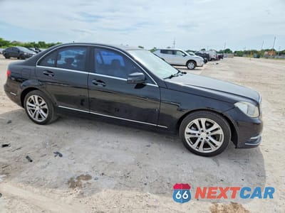 Czwarte zdjęcie samochodu z boku: 2013 MERCEDES-BENZ C 250 VIN:WDDGF4HB3DR270535 - miniatura