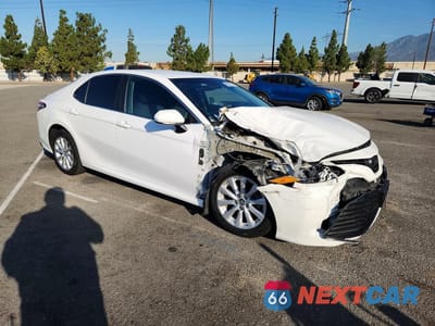Czwarte zdjęcie samochodu z boku: 2018 TOYOTA CAMRY LE VIN:4T1B11HK9JU085136 - miniatura