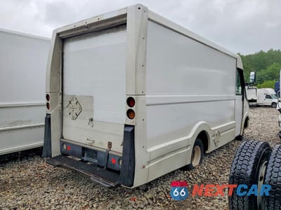 Trzecie zdjęcie samochodu z tyłu: 2013 ISUZU NPR HD - DELIVERY VAN VIN:JALB4T176D7W00009 - miniatura