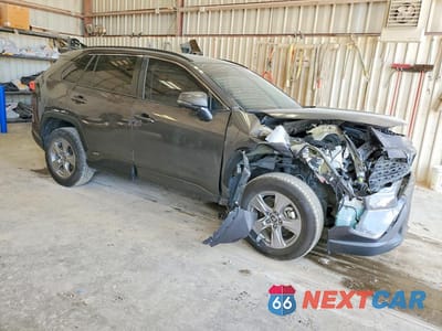 Czwarte zdjęcie samochodu z boku: 2024 TOYOTA RAV4 HYBRID XLE VIN:2T3RWRFV4RW214057 - miniatura