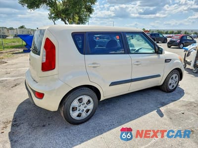 Trzecie zdjęcie samochodu z tyłu: 2013 KIA SOUL BASE VIN:KNDJT2A50D7770620 - miniatura