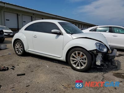 Czwarte zdjęcie samochodu z boku: 2018 VOLKSWAGEN BEETLE S VIN:3VWFD7AT4JM714189 - miniatura