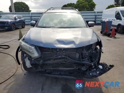 Piąte zdjęcie samochodu w środku: 2018 NISSAN ROGUE SV VIN:KNMAT2MT5JP530307 - miniatura