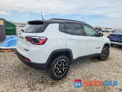 Trzecie zdjęcie samochodu z tyłu: 2026 JEEP COMPASS TRAILHAWK VIN:3C4NJDDNXTT178148 - miniatura