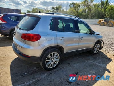 Trzecie zdjęcie samochodu z tyłu: 2015 VOLKSWAGEN TIGUAN S VIN:WVGBV7AX6FW106100 - miniatura