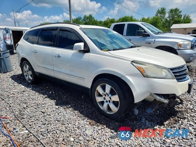 Czwarte zdjęcie samochodu z boku: 2013 CHEVROLET TRAVERSE LTZ VIN:1GNKVLKD3DJ196678 - miniatura