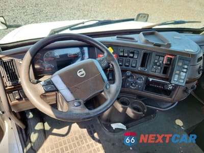 Zdjęcie 8 z 13 samochodu: 2017 VOLVO VNL SEMI TRUCK VIN:4V4N39TGXHN977448 - miniatura