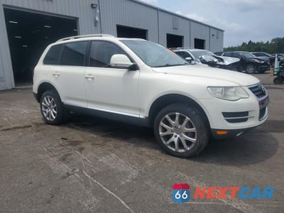 Czwarte zdjęcie samochodu z boku: 2010 VOLKSWAGEN TOUAREG V6 VIN:WVGBF7A95AD004354 - miniatura