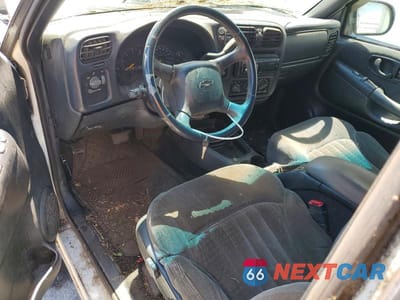 Zdjęcie 8 z 12 samochodu: 2001 CHEVROLET BLAZER VIN:1GNCT18WX1K163836 - miniatura