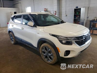 Czwarte zdjęcie samochodu z boku: 2024 KIA SELTOS LX VIN:KNDEPCAA3R7477732 - miniatura