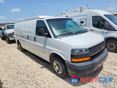 Czwarte zdjęcie samochodu z boku: 2021 CHEVROLET EXPRESS 3500 CARGO DELIVERY VAN VIN:1GCZGHF17M1179753 - miniatura