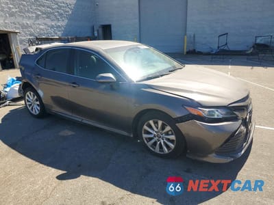 Czwarte zdjęcie samochodu z boku: 2018 TOYOTA CAMRY LE VIN:4T1B11HK8JU008080 - miniatura