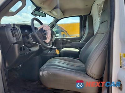Zdjęcie 7 z 14 samochodu: 2022 GMC SAVANA BOX TRUCK VIN:1GD07RFP8N1165179 - miniatura